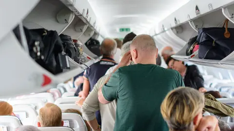 Maletas en cabina de avi&oacute;n