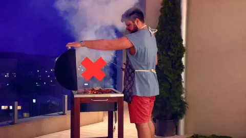 Lidl pone a la venta una barbacoa de carb&oacute;n que no echa humo al cocinar en la terraza