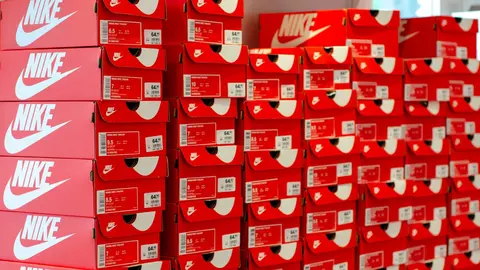 Almac&eacute;n de zapatillas con cajas de calzado Nike