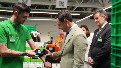 Juanma Moreno, durante una visita reciente a un centro de Mercadona