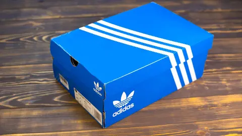 Caja azul con zapatillas deportivas Adidas
