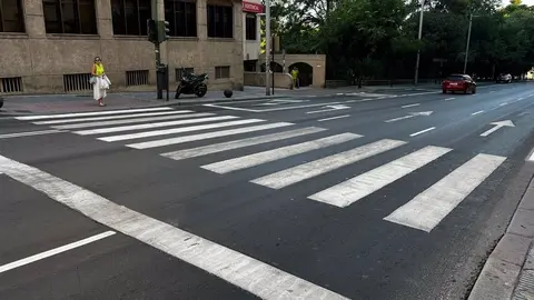 Paso de peat&oacute;n repintado en el Paseo de la Estaci&oacute;n de Ja&eacute;n