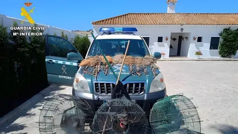 Veh&iacute;culo de la Guardia Civil en la finca de Jerez donde encontraron las aves