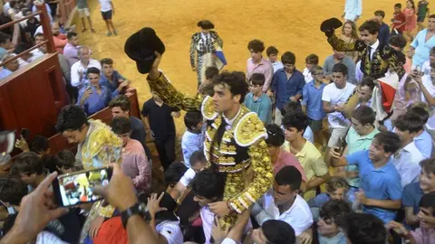 Los tres novilleros a hombros I Bre&ntilde;a