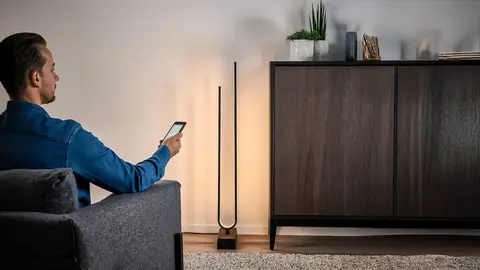 L&aacute;mpara de pie Pilskott de IKEA