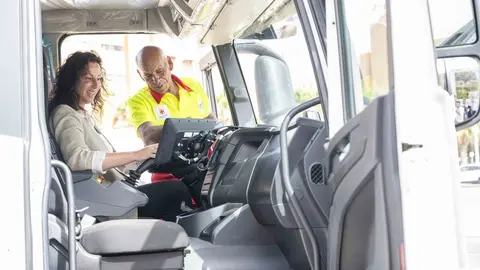 La alcaldesa de Almer&iacute;a, Mar&iacute;a del Mar V&aacute;zquez, en el interior de uno de los nuevos camiones