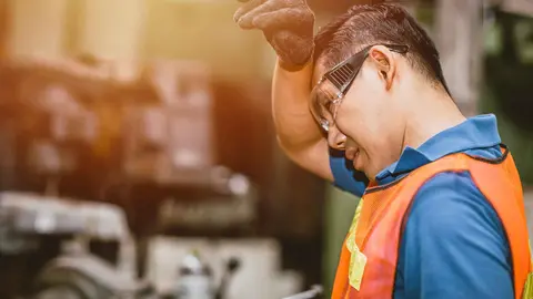Un trabajador pasando calor