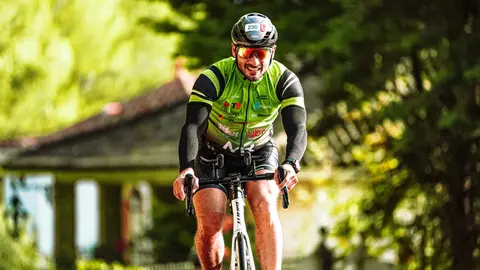 Un ciclista haciendo una ruta