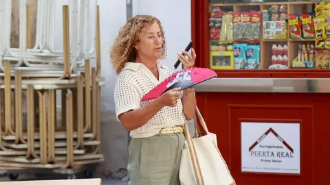 Una mujer con calor por Jerez | Cristo Garc&iacute;a