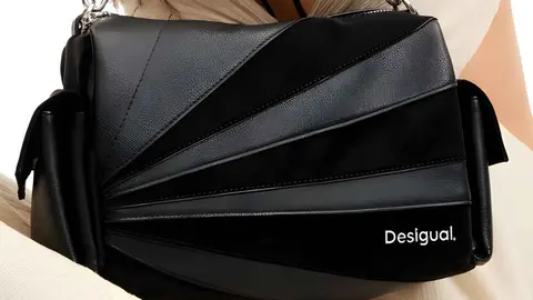 Bolso de mano mediano con parches y texturas de Desigual en El Corte Ingl&eacute;s