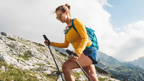 Una mujer haciendo senderismo en la Sierra de C&aacute;diz