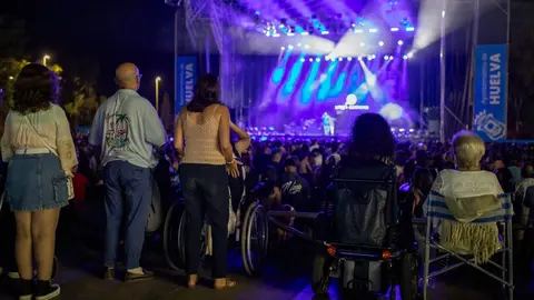 Las personas con discapacidad est&aacute;n disfrutando a tope de los espect&aacute;culos de las Fiestas Colombinas en Huelva