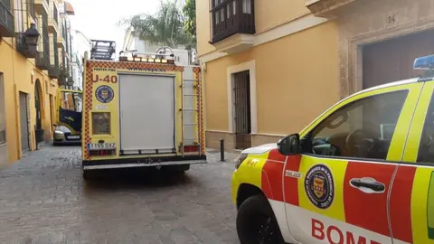 Bomberos actuando en un incendio en Jerez