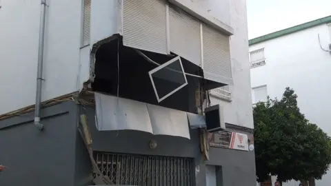 Balc&oacute;n derrumbado en la barriada de Icovesa