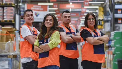 Trabajadores de Obramat, la empresa que se encuentra buscando empleados