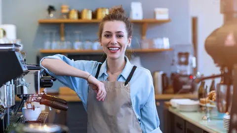 Una trabajadora discontinua en su puesto de trabajo