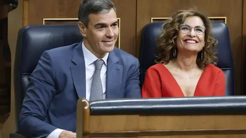 Pedro S&aacute;nchez, junto a Mar&iacute;a Jes&uacute;s Montero en el Congreso de los Diputados