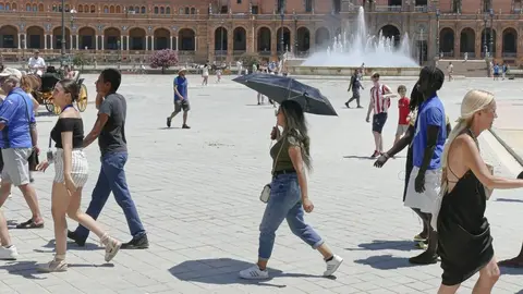 Turistas internacionales pasean por la plaza de Espa&ntilde;a de Sevilla