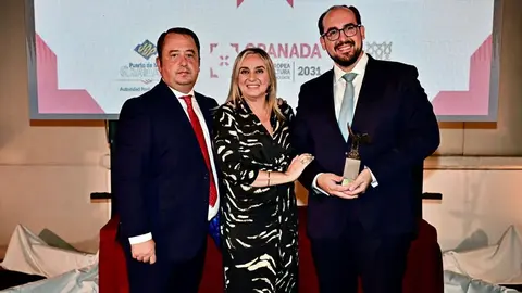 La alcaldesa de Granada, Marifr&aacute;n Carazo, en el centro de la imagen (2)