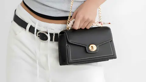 Bolso bandolera con detalle de pa&ntilde;uelo de Stradivarius