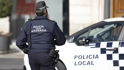 Un polic&iacute;a local patrulla por Granada