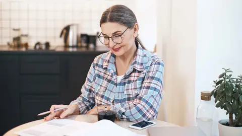 Una mujer ama de casa revisa el estado de su pensi&oacute;n de la Seguridad Social
