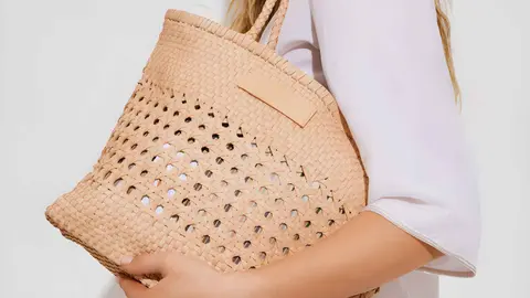 Maxi cesta trenzada de piel de El Corte Ingl&eacute;s