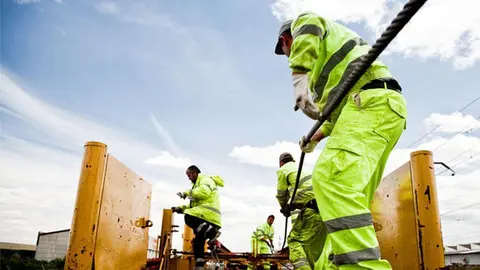 Trabajadores de Tragsa, en plena faena