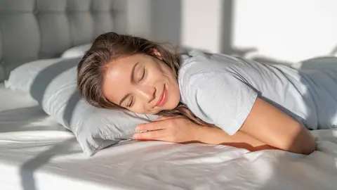 Una persona durmiendo con el protector de colch&oacute;n ajustable termorregulador de El Corte Ingl&eacute;s