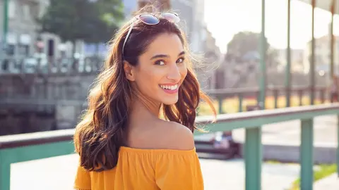 Mujer joven camina en verano con sandalias