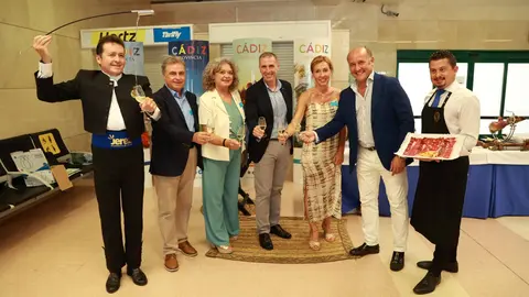 Recepci&oacute;n a los pasajeros del vuelo de Binter en el Aeropuerto de Jerez | Cristo Garc&iacute;a