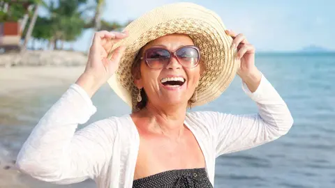 Una pensionista celebra la subida de su pensi&oacute;n