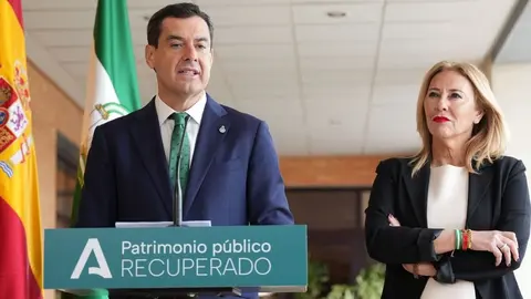 Juanma Moreno, junto a la portavoz del Gobierno andaluz Carolina Espa&ntilde;a