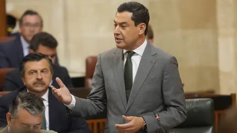 Juanma Moreno durante una intervenci&oacute;n en el Parlamento