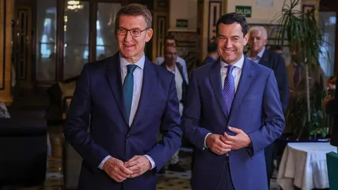 Alberto N&uacute;&ntilde;ez Feij&oacute;o, junto a Juanma Moreno (1)