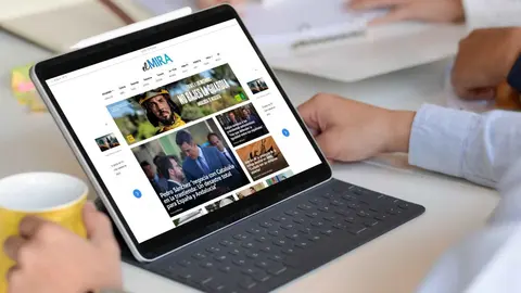 Leyendo peri&oacute;dico El MIRA en la oficina