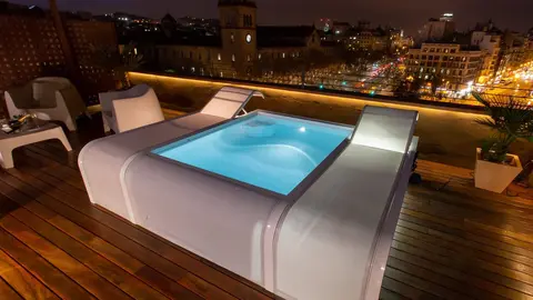 Piscina Mariposa con tumbonas que tienen Decathlon y Leroy Merlin