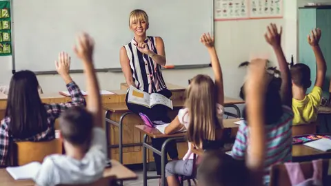 Una profesora imparte clases en un centro educativo