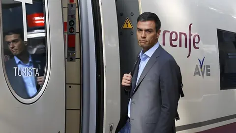 Pedro S&aacute;nchez sube al AVE