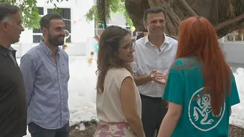 El alcalde de C&aacute;diz, Bruno Garc&iacute;a, durante su visita a los campamentos urbanos