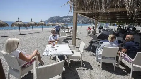 Turistas extranjeros en un chiringuito de Andaluc&iacute;a