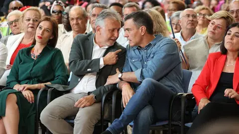 El presidente del Gobierno, Pedro S&aacute;nchez, junto al ministro de Pol&iacute;tica Territorial, &Aacute;ngel V&iacute;ctor Torres