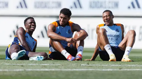 Mbapp&eacute; r&iacute;e en un entrenamiento junto a sus compa&ntilde;eros Vinicius y Bellingham