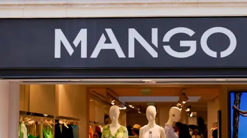 Entrada de tienda de moda de mujer Mango