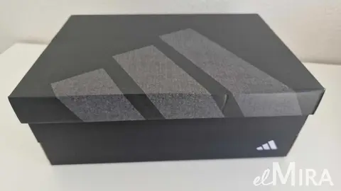 Caja de zapatillas firma Adidas 