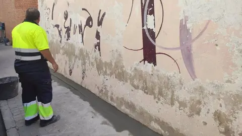 El Ayuntamiento acomete el saneamiento exterior de la Universidad Popular