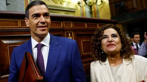 Pedro S&aacute;nchez, con Mar&iacute;a Jes&uacute;s Montero, en el Congreso