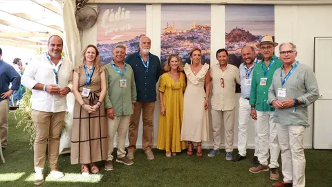 Almudena Mart&iacute;nez, en el centro de la imagen, asisti&oacute; a las Carreras de Caballos de Sanl&uacute;car