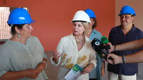 Mar&iacute;a Jos&eacute; Garc&iacute;a-Pelayo visita el futuro teatro en la calle Molino de Viento | Cristo Garc&iacute;a
