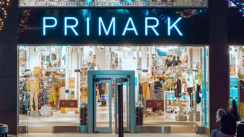 Escaparate y entrada de tienda Primark